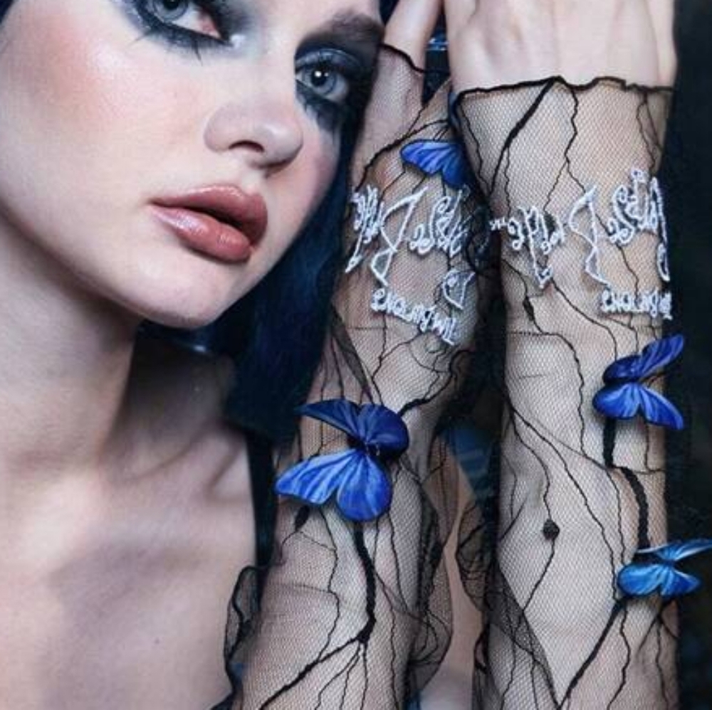 Corpse Bride Gloves, Large Wall Decor, And Hair Brush - Picture 3 of 6